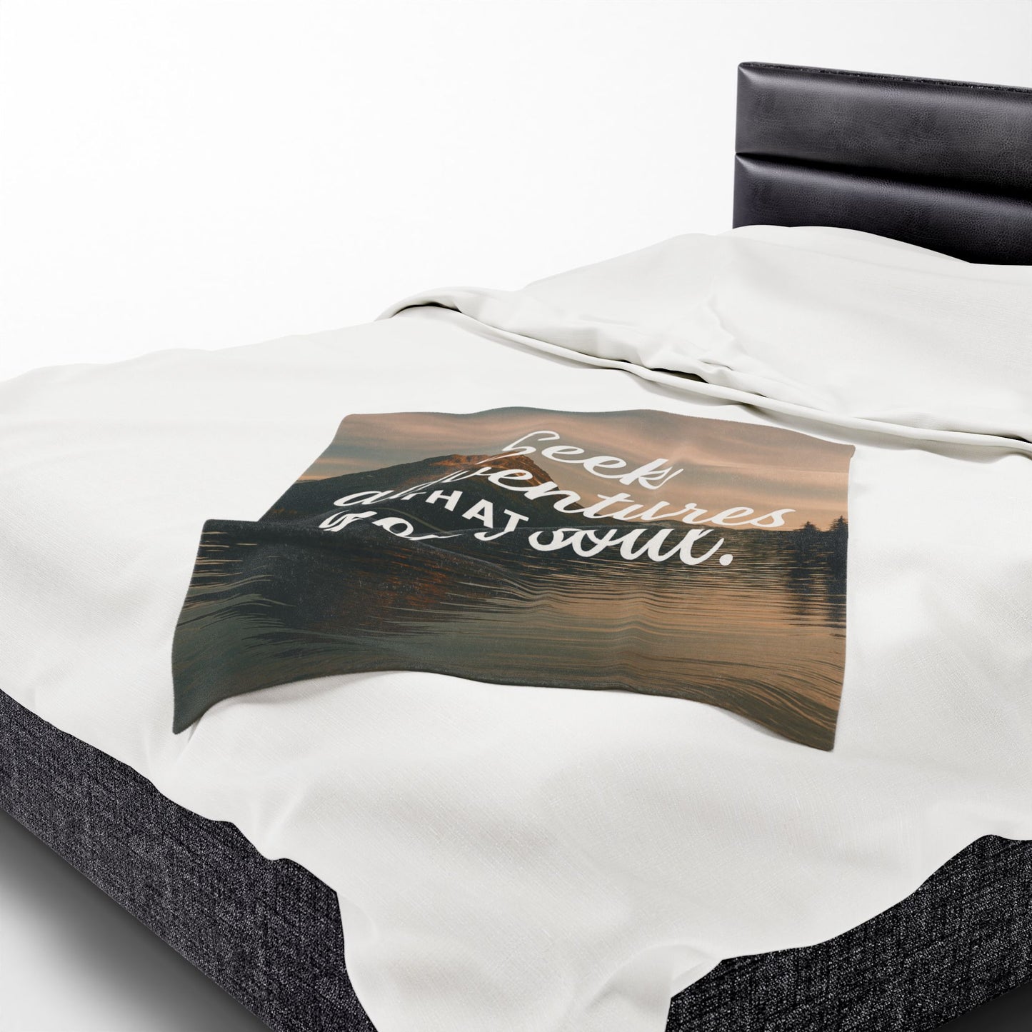 Adventure-Inspiring Velveteen Plush Blanket - Cozy Home Decor